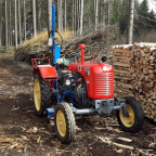 Steyr T84e am Holzspalten