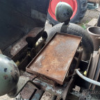 Die Halterung der Batterie, angepackt, 2 x hin und her gebogen, ab war sie.